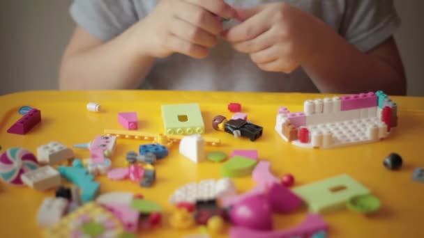 Primer plano de niño mano moviendo lego construcción 3 — Vídeo de stock
