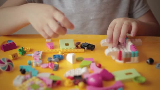 レゴ建設 4 を移動する子供の手のクローズ アップ — ストック動画