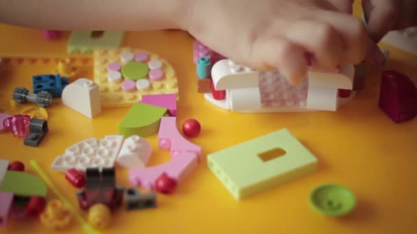 Primer plano de niño mano moviendo lego construcción 7 — Vídeo de stock