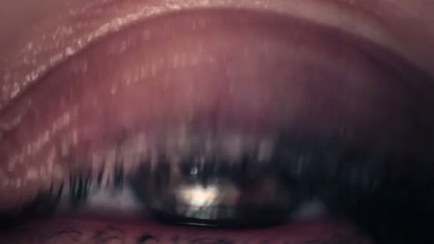 Umawiające się tęczówki oka kobieta — Wideo stockowe