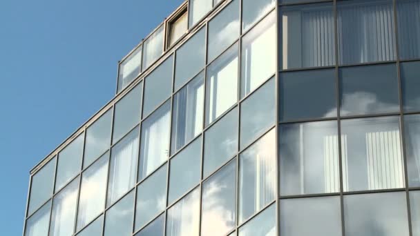 Nubes rechazadas en el moderno edificio de oficinas2 — Vídeo de stock