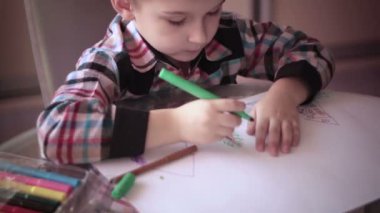 Tablo ve drawing1 oturan küçük çocuk