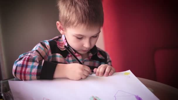 Niño sentado a la mesa y dibujado5 — Vídeos de Stock