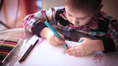 Tablo ve drawing7 oturan küçük çocuk