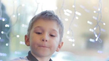 Küçük çocuk cafe1 içinde patates cipsi yemek