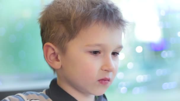 Niño comiendo papas fritas en cafe4 — Vídeos de Stock