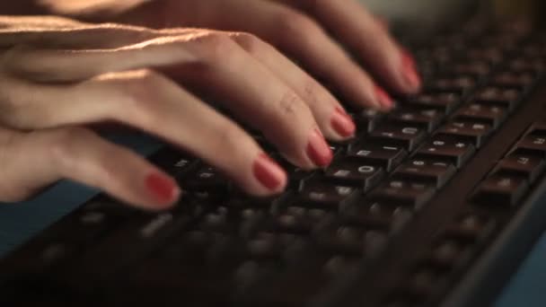 Руки на клавиатуре удаленного компьютера — стоковое видео