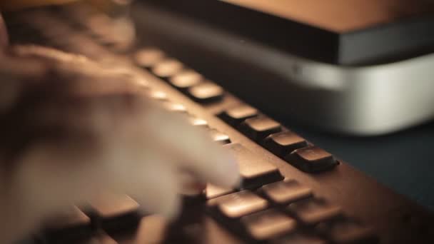 Manos escribiendo en el teclado del ordenador remoto 3 — Vídeo de stock