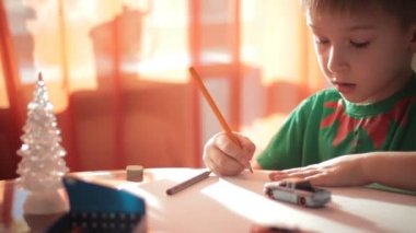 Küçük çocuk ile renkli kalemler 2 çizim