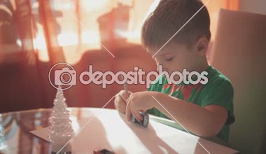 Küçük çocuk ile renkli kalemler 4 çizim