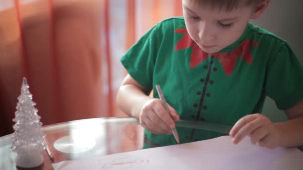 Маленький мальчик рисует цветными карандашами 3 — стоковое видео