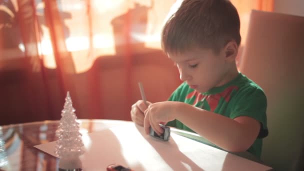 色鉛筆 4 で描く少年 — ストック動画