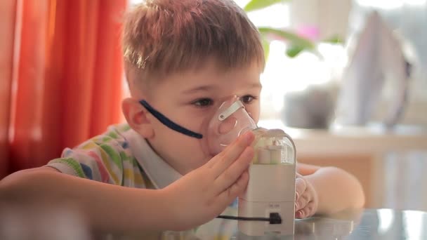Barn med inhalator 6 — Stockvideo