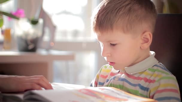 Ребенок учится читать 3 — стоковое видео