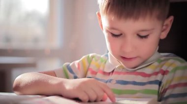 Bir çocuk 6 okumayı öğrenir