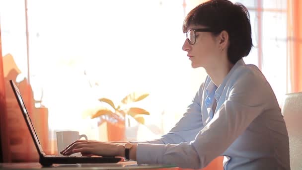 Mujer de negocios ambición escribiendo en su computadora portátil — Vídeo de stock