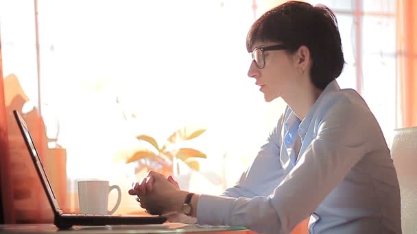 Ambition businesswoman typing on her laptop — Stock Video