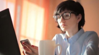 iş kadını SMS gönderme