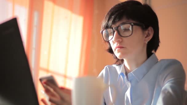 Businesswoman sending sms — Stock Video