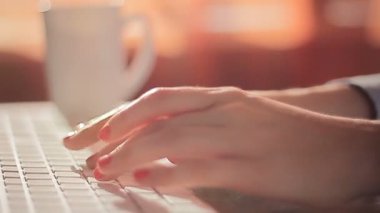 Dizüstü bilgisayarıyla çalışan bir kadın.