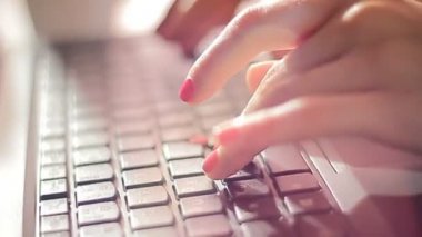 Dizüstü bilgisayarıyla çalışan bir kadın.