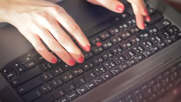 Жінка працює на ноутбуці — стокове відео
