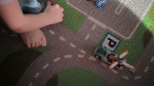 Boy hrát s hračkami, barevné figurky — Stock video