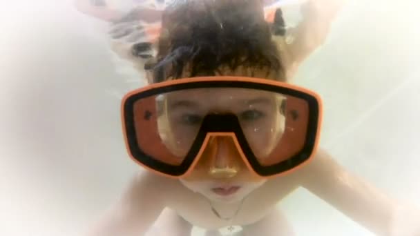 Happy cute little boy underwater — Stock Video