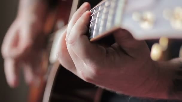 Hombre con Tatoo tocando la guitarra acústica — Vídeo de stock