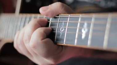 Akustik gitar çalmak dövme olan adam