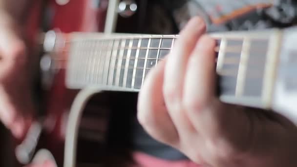 Hombre con Tatoo tocando la guitarra acústica — Vídeo de stock