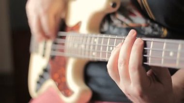 bas gitar çalmaya adam