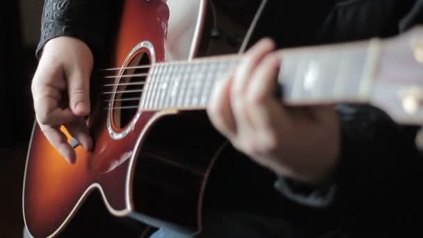 Mann spielt akustische Gitarre — Stockvideo