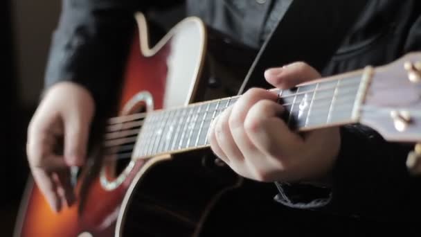 Homem tocando guitarra acústica — Vídeo de Stock