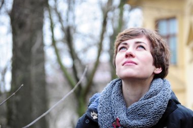 Kızıl saçlı güzel kız