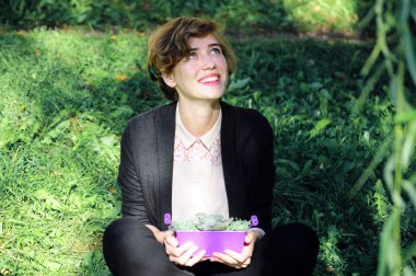 Kızıl saçlı güzel kız