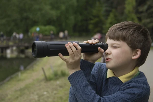 Pojke och spyglass — Stockfoto