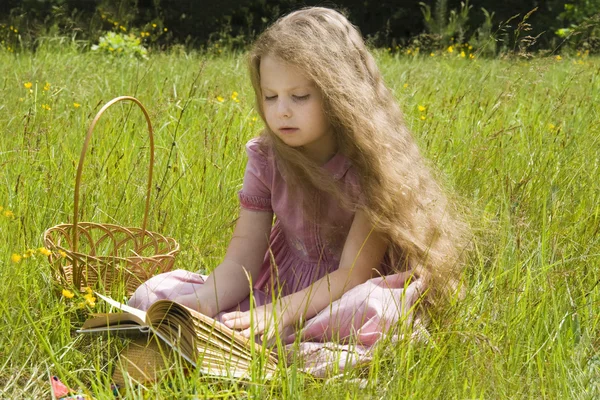 Девочка с книгой — Stock Photo, Image