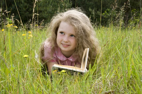 ДЕВОЧКА С КНИГОЙ — Stockfoto