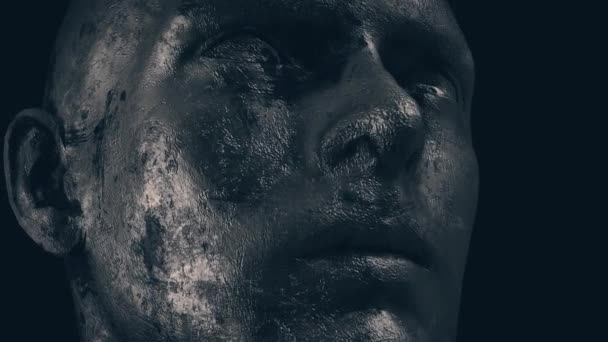 Metálico gruñón esculpido hombre cara en oscuro fondo 4k — Vídeo de stock