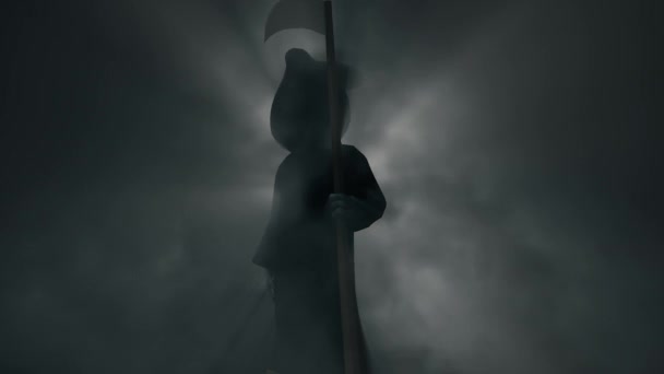 Halloween Muerte sombrío Reaper inactivo en miedo niebla fondo 4k — Vídeo de stock