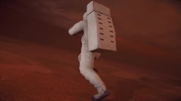 Astronautul în costume spațiale rulează pe suprafața planetei Marte 4k — Videoclip de stoc