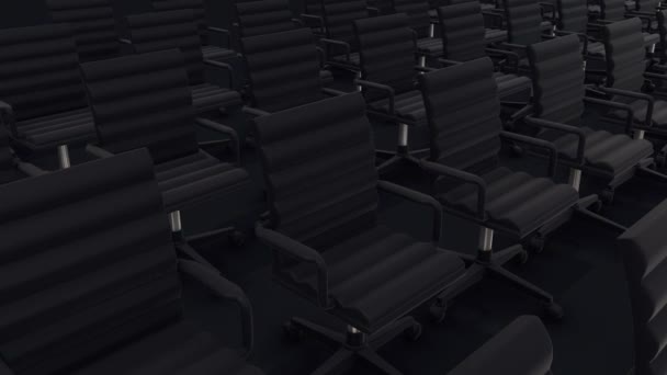 Více stolních židlí v řadě izolovaných v tmavém pozadí 4k — Stock video