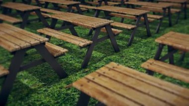 Bir sürü ahşap piknik masası Green Grass 4k 'de izole edilmiş.