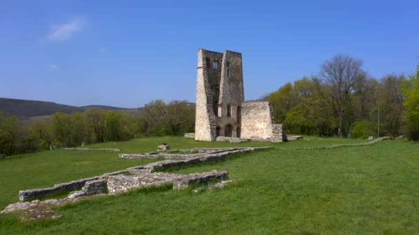 4 k videó az Áldott asszony templom romjairól Magyarországon, a Balaton közelében, Dorgicse faluban. Csodálatos panoráma és egyedülálló középkori történelmi romok vannak.