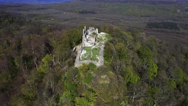 4k videó a Tatika erődítmény romjairól Magyarországon, a Balaton tó közelében, Zala megyében. Középkori kastély a 13. századból. 13-ban épült, megsemmisült a 16. században.