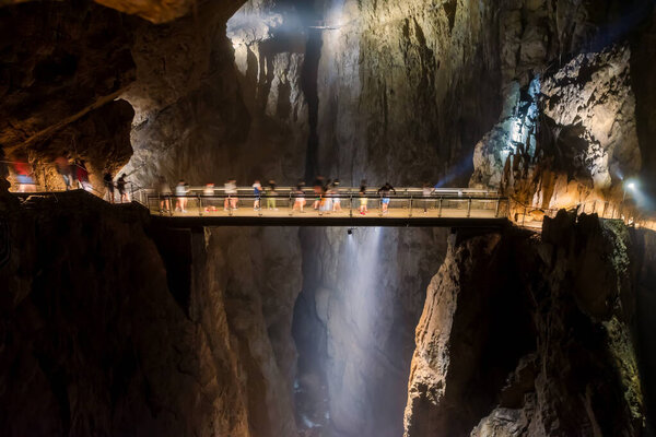 Внутри сквочанской пещеры в Словении. Удивительная двойная система пещер. Первая часть - это пещера из дрипстоуна. Другая часть это карстовая пещера, на дне которой есть река, имя которой Река..