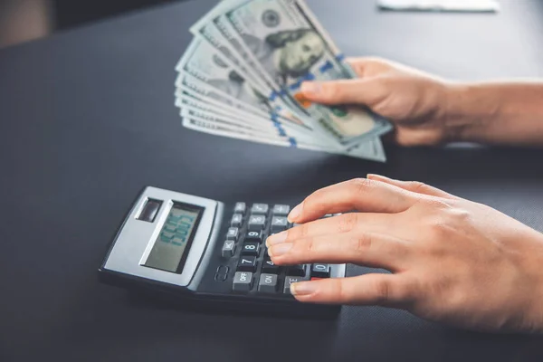 Business Woman Counts Profit Dollars — Stock Photo, Image