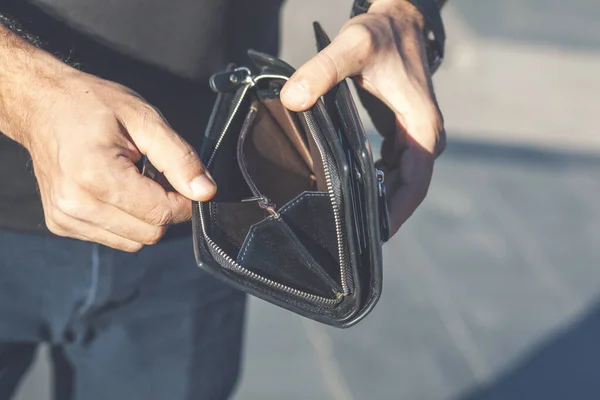 Junger Mann Reicht Leere Brieftasche Auf Dunklem Hintergrund — Stockfoto