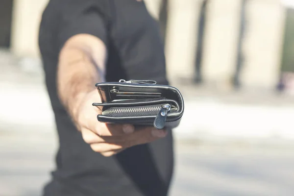 Hombre Con Cartera Mano Billetera Negra Billetera Marrón Imágenes de stock libres de derechos